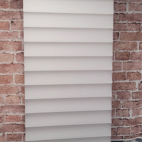 Hunter Douglas Motorized Silhouette Powerview 23.625 x 55 - Picture 1 of 6